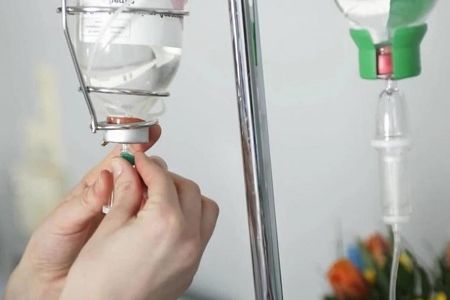 Медсестра устанавливает капельницу